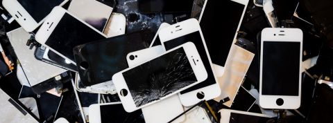 Comment ces entreprises combattent la pollution numérique Pile de smartphones cassés