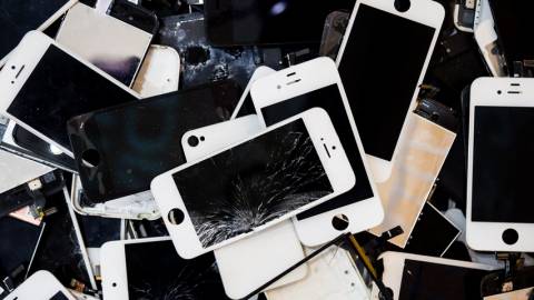 Pile de smartphones cassés