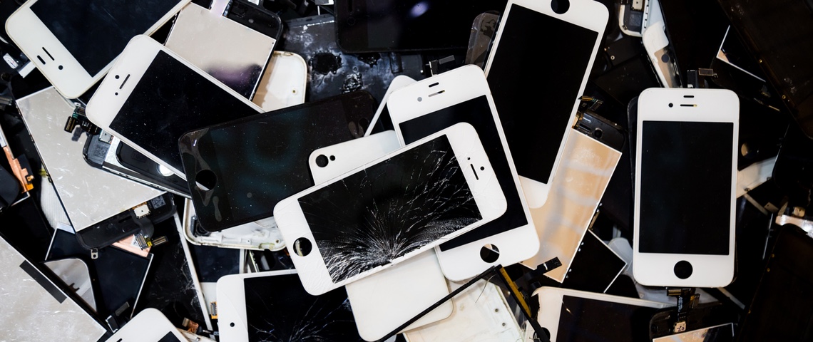 Comment ces entreprises combattent la pollution numérique Pile de smartphones cassés