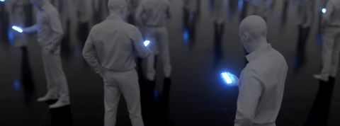 Des ONG craignent que la 5G nous fassent basculer dans un monde - hors de contrôle - Des silhouettes d'hommes tiennent des smartphones lumineux dans la pénombre.