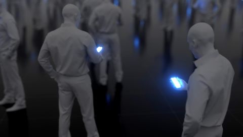 Des ONG craignent que la 5G nous fassent basculer dans un monde - hors de contrôle - Des silhouettes d'hommes tiennent des smartphones lumineux dans la pénombre.
