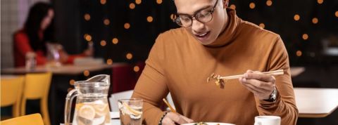 1/3 des gens préfèrent dîner seuls Un homme qui dînent seul au restaurant