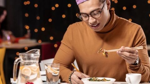 Un homme qui dînent seul au restaurant