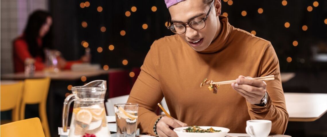 1/3 des gens préfèrent dîner seuls Un homme qui dînent seul au restaurant