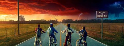 Regarder Stranger Things en accéléré, c'est possible Quatre adolescents à vélo regarde l'horizon