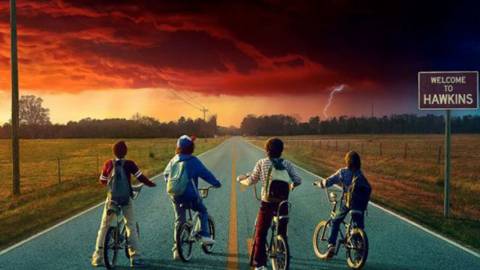 Quatre adolescents à vélo regarde l'horizon