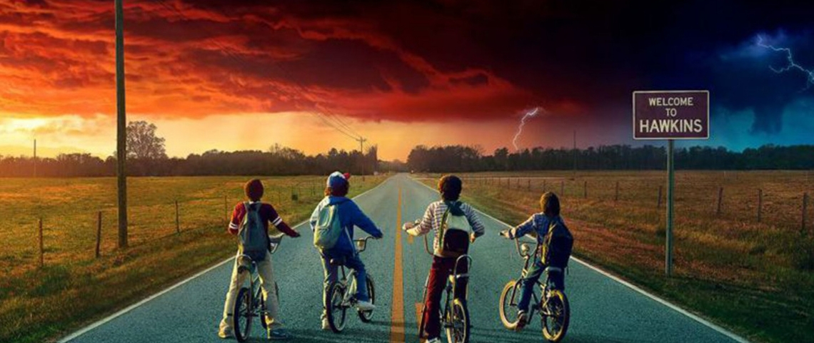 Regarder Stranger Things en accéléré, c'est possible Quatre adolescents à vélo regarde l'horizon