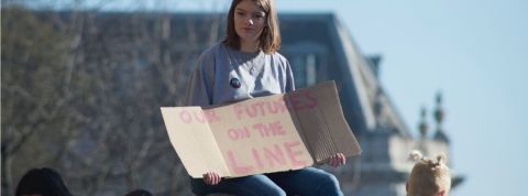 4 tendances pour comprendre les millennials Une jeune fille lors d'une manifestation