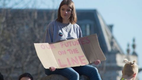 Une jeune fille lors d'une manifestation