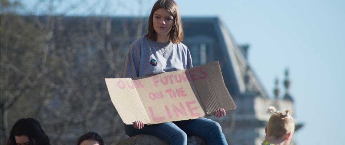 4 tendances pour comprendre les millennials Une jeune fille lors d'une manifestation