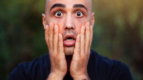 Un homme chauve qui a peur