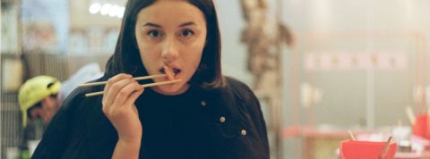 Le végétarisme intéresse mais ne séduit pas Une femme qui mange une crevette avec des baguettes