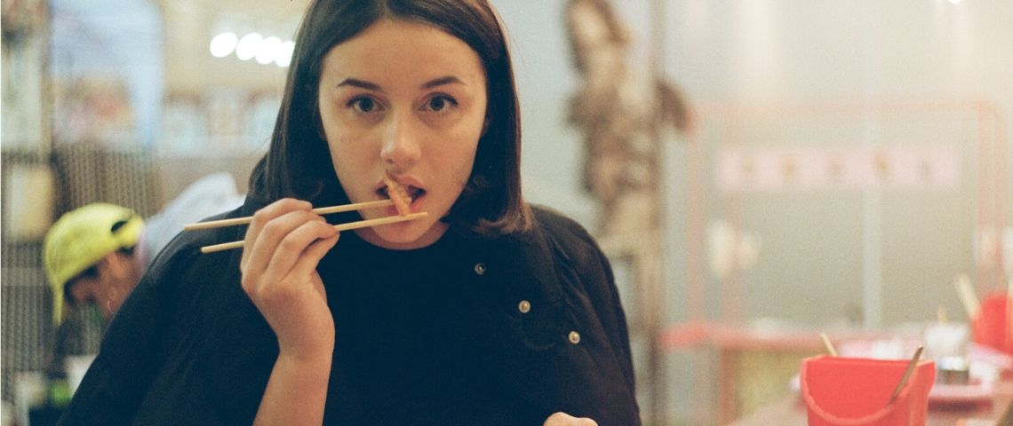 Le végétarisme intéresse mais ne séduit pas Une femme qui mange une crevette avec des baguettes