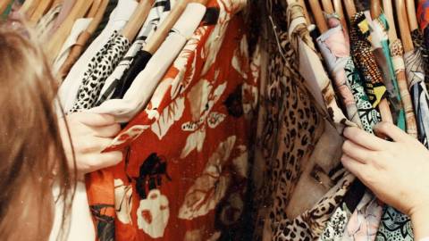 Une personne fouille dans un dressing