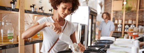 Comment vivre en mode zéro déchet ? Une femme dans un magasin zéro déchet