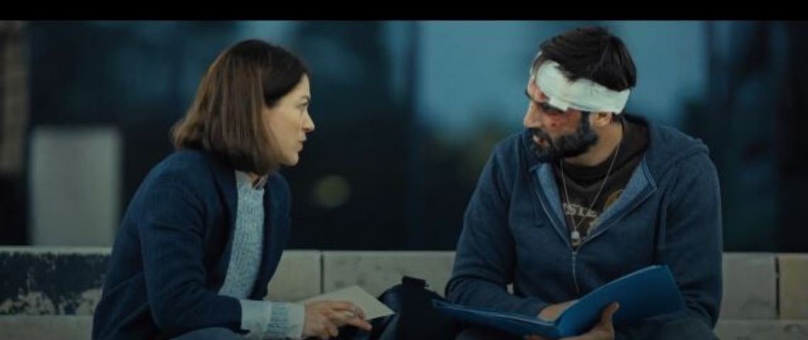 13ème rue et BETC propose une avant première pour la série Trauma dans les profondeurs de la ville Une femme et un homme discutte assis sur un banc. L'homme a un bandage autour de la tête