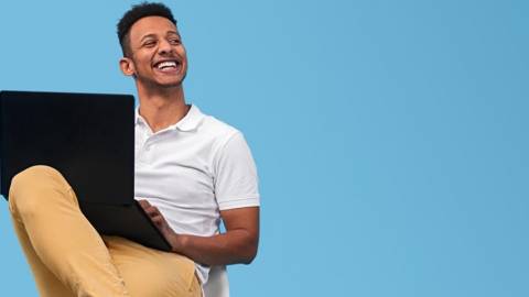 homme avec un ordinateur devant un fond bleu