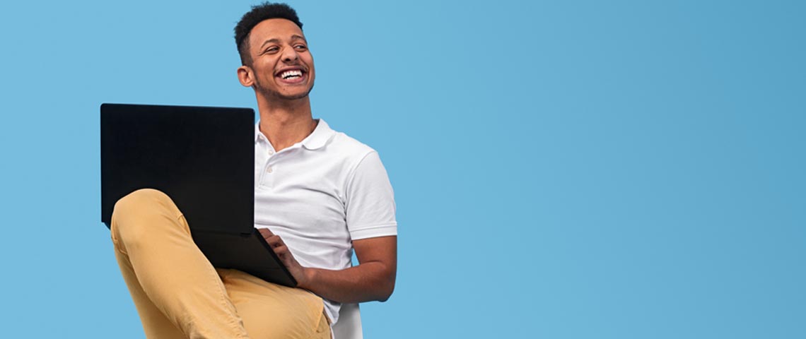 homme avec un ordinateur devant un fond bleu