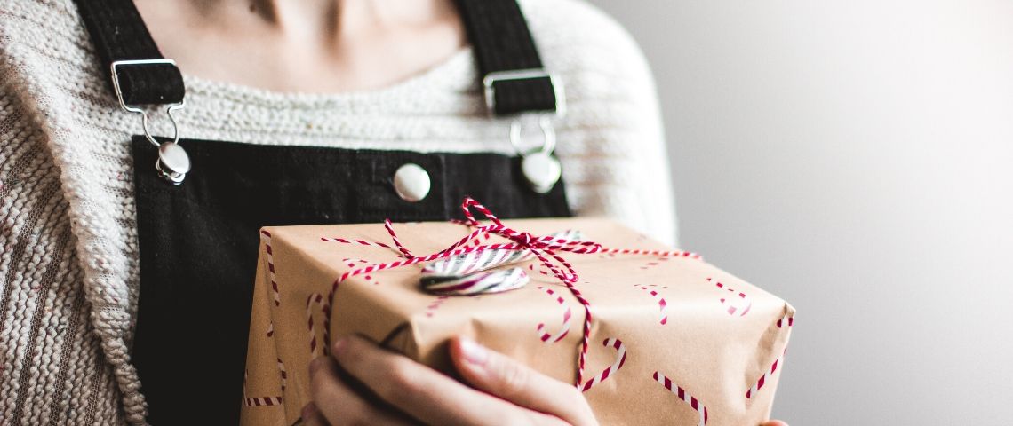 The Fisrt Club ouvre une filiale en France Photo d'une femme avec un cadeau dans ses bras