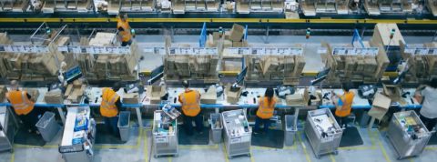 Un rapport d'Attac dénonce les malversations d'Amazon Un entrepôt d'Amazon en France