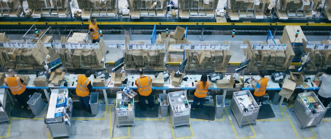 Un rapport d'Attac dénonce les malversations d'Amazon Un entrepôt d'Amazon en France