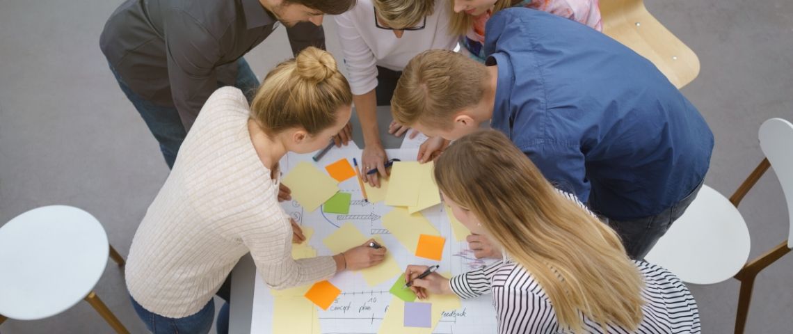 Appel candidatures-Accelerateur startups-open innovation expanscience Individus autours d'une table en train de travailler en collaboration