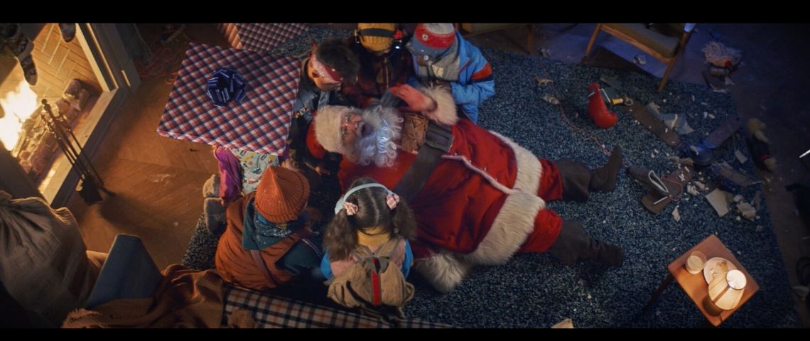 Orange lance sa campagne de Noël avec Publicis Conseil / Marcel : Attrapez le père Noël Visuel de la campagne d'Orange avec au centre un père noel allongé entouré des enfants qui l'ont capturé