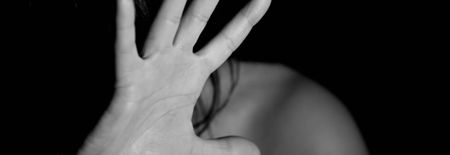 Campagne-sensibilisation-complus-groupe-agisson-contre-violence-femmes Femme mettant sa main devant son visage pour se protéger