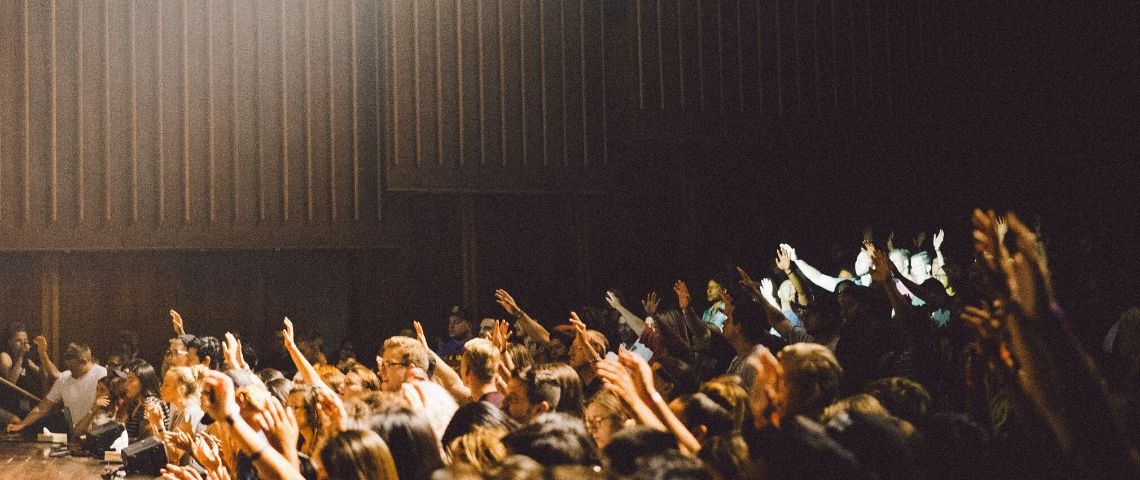 Coca-Cola France dévoile les propositions de 100 jeunes à la suite de son grand forum citoyen visuel de personne levant la main