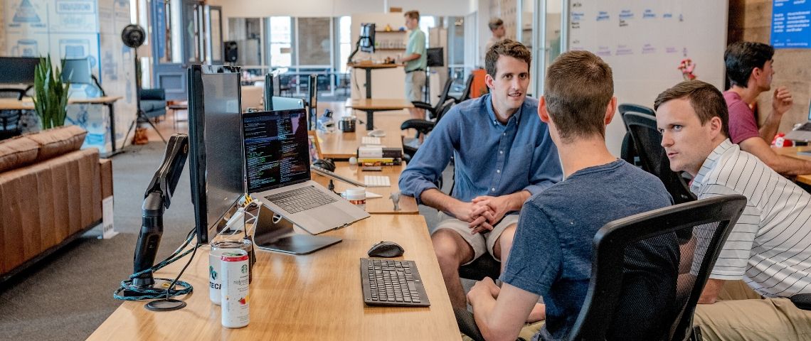Comment-utiliser-CRM-onboarding Trois parlent devant un ordinateur