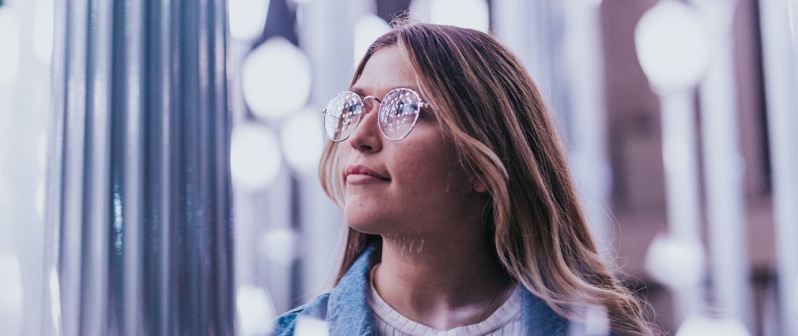 Design-experience-comment-performer Une femme avec des lunettes dans la lulière