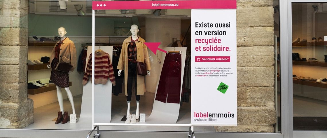 Emmaüs et Brainsonic font leur Hack Friday Capture d'écran de la campagne Emmaus : presentant un vêtement avec la mention - Existe aussi en version recyclée et solidaire -