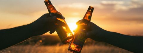 Influenceurs-divisent-utilisateurs-rassurent Deux personnes trinquent avec deux bières