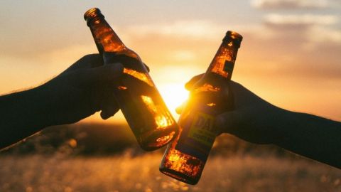 Deux personnes trinquent avec deux bières