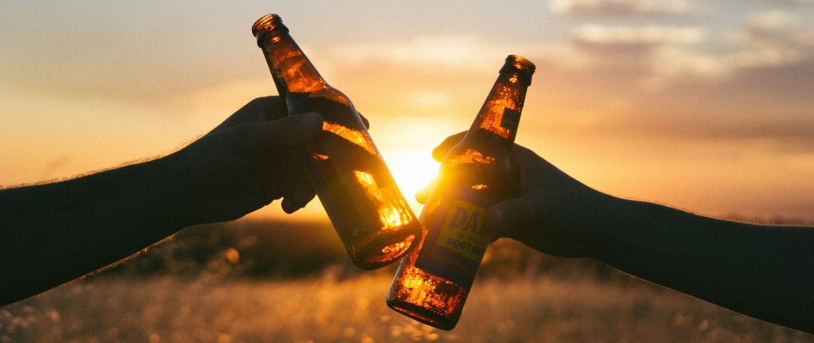 Influenceurs-divisent-utilisateurs-rassurent Deux personnes trinquent avec deux bières