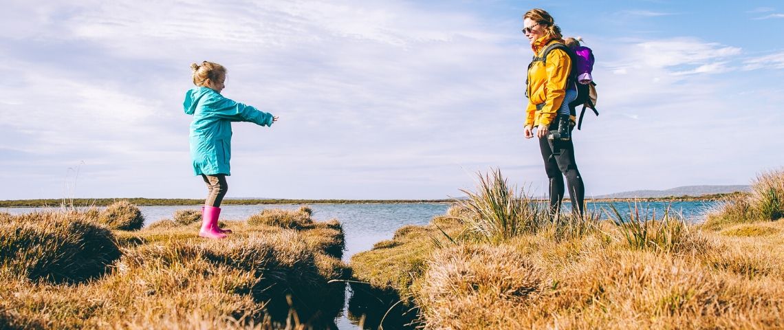Parole de maman organise le festival de l'influence dédié aux influenceurs parentaux Photo d'une maman et de son enfant en bord de mer