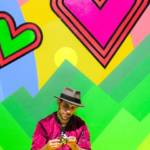 Homme devant fond coloré