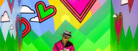 L'éco-design sauvera-t-il le monde ? Homme devant fond coloré