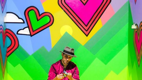 Homme devant fond coloré