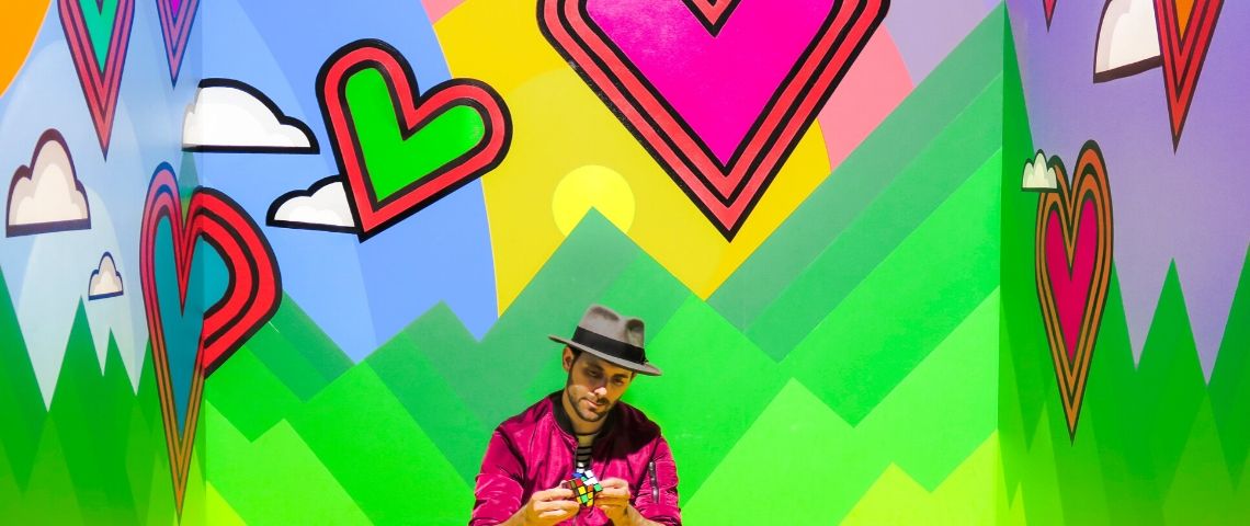 L'éco-design sauvera-t-il le monde ? Homme devant fond coloré