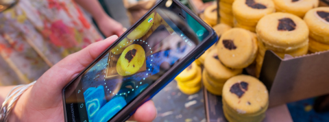 Comment Lush rend ses pratiques numériques plus éthiques Smartphone Fairphone en train de scanner un savon Lush dans un magasin.