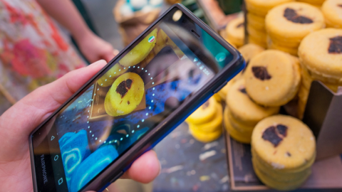 Smartphone Fairphone en train de scanner un savon Lush dans un magasin.