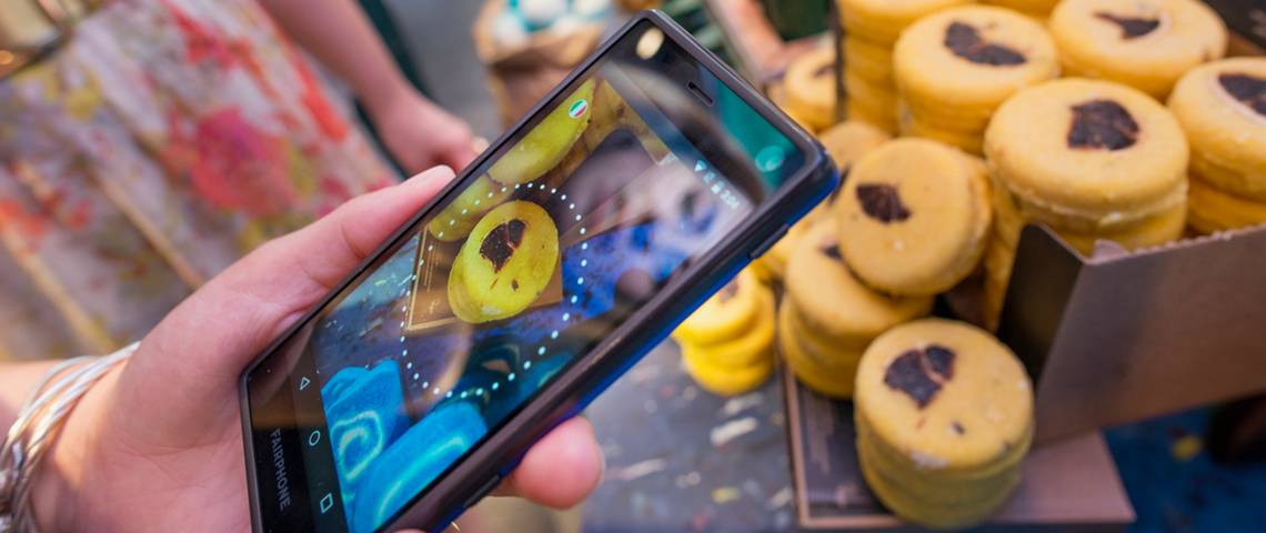 Comment Lush rend ses pratiques numériques plus éthiques Smartphone Fairphone en train de scanner un savon Lush dans un magasin.