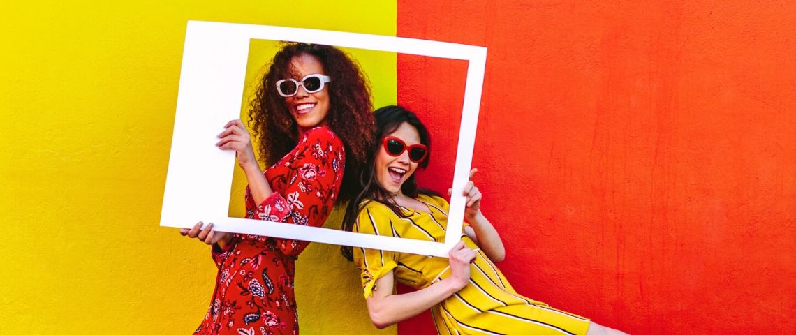Mesurer-impact-campagnes-influence Deux femmes prennent la pause dans un cadre Instagram