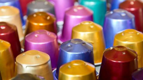 Nespresso veut recycler l'aluminium Des capsules de café Nespresso colorées