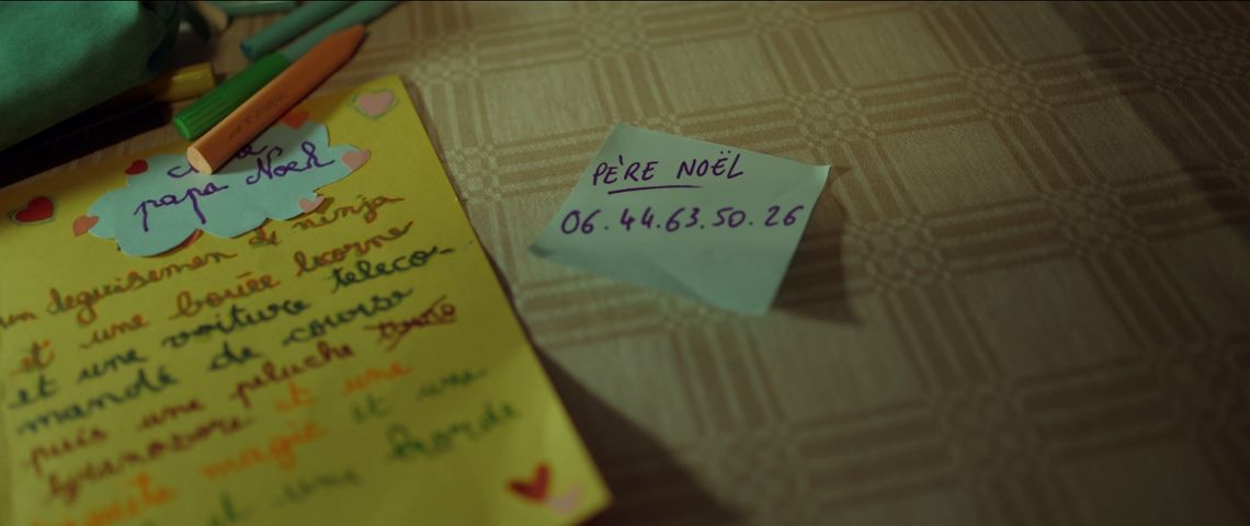 BETC et Bouygues Telecom présente le Papa Noël Capture d'écran de la publicité de noel de Bouygutes télécom avec un post-it sur la table avec le numéro de téléphone du père Noel