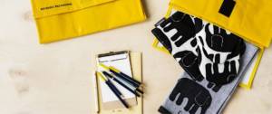 Sacs jaunes pochettes motif éléphant crayons carnet de note