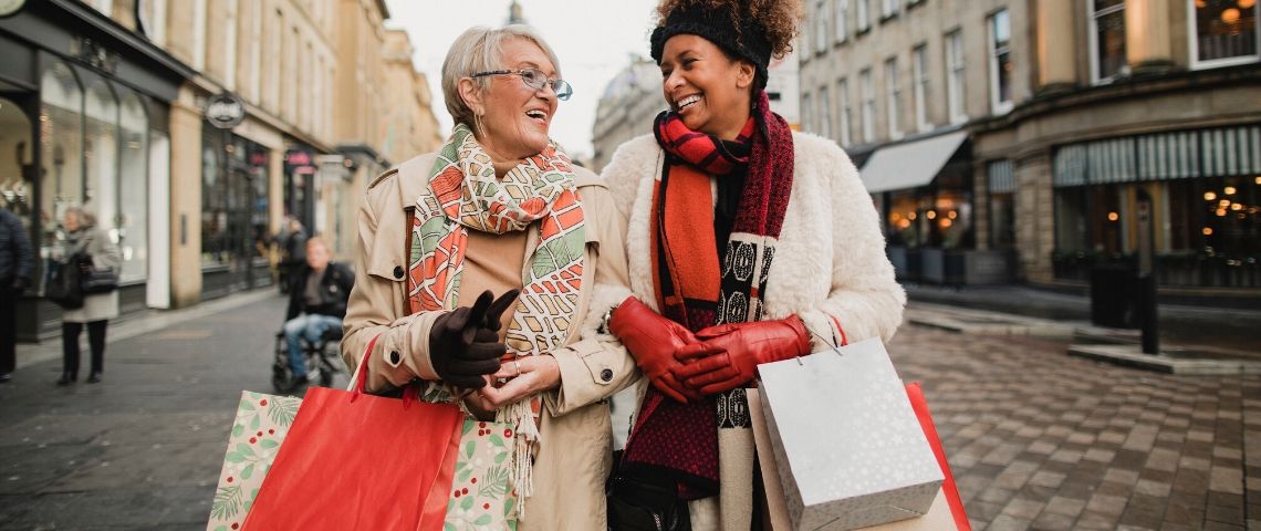 Pourquoi intégrer le shop in shop à sa stratégie ? Deux femmes font du shopping
