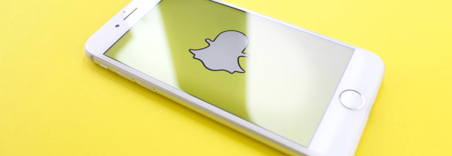 Snapchat lance en France son tout premier Portal Lens dans l’univers du luxe avec Gucci Smartphone avec le logo Snapchat au centre