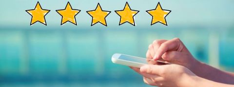 Tout-monde-utilise-avis-google-pensent-dirigeants Un internaute poste un avis Google en utilisant son smartphone